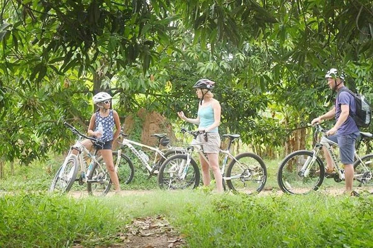 un grup de persones dempeus amb bicicletes en un camp