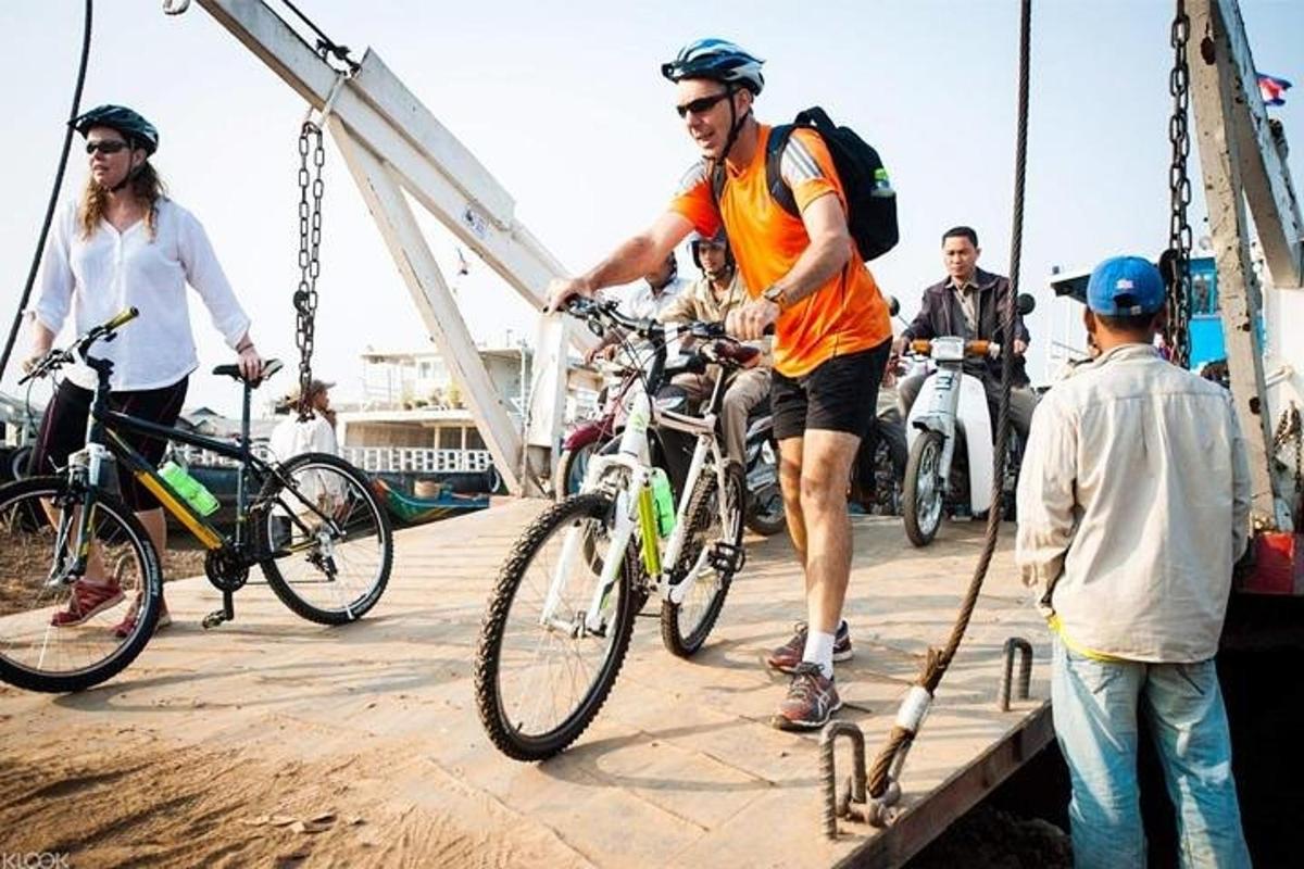 muž jazdiaci na bicykli na moste