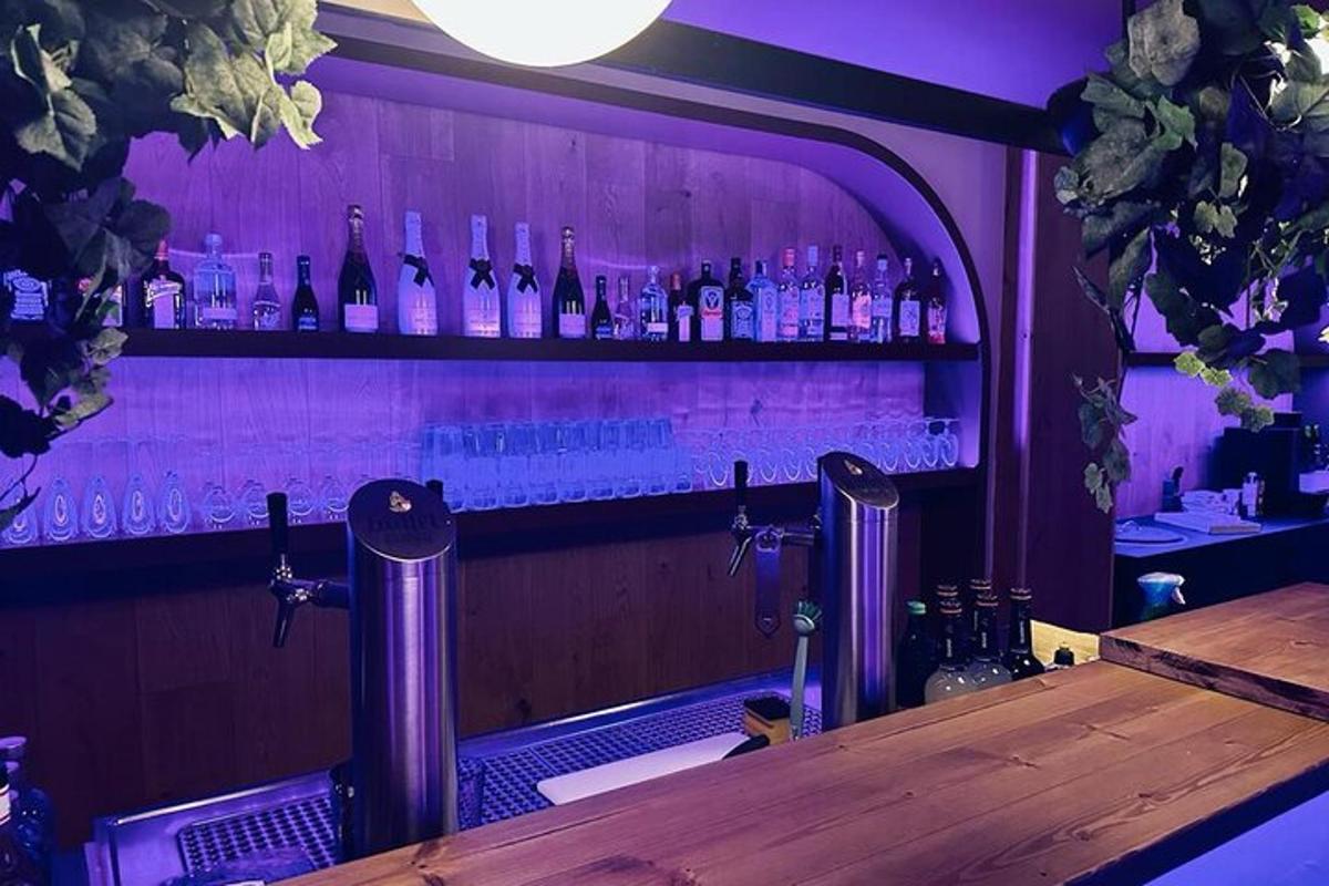 baar, mille seinal on alkoholipudelid
