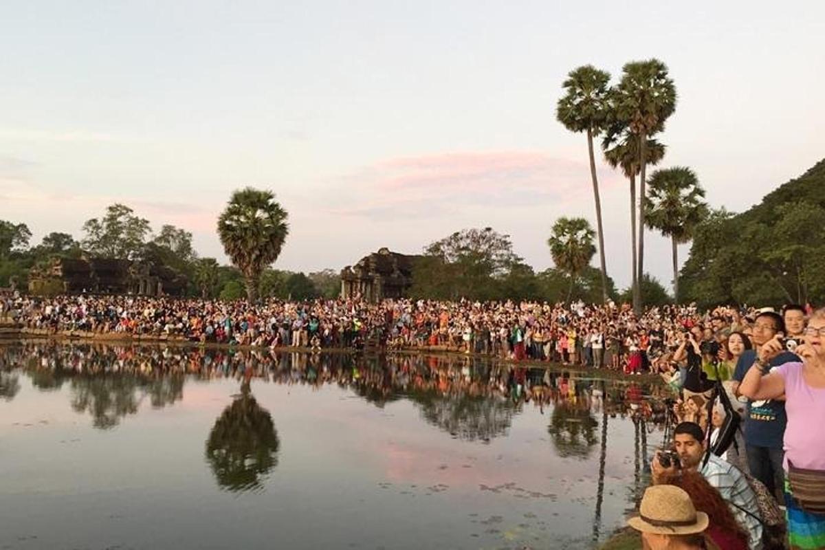 una gran multitud de gent al voltant d'un estany