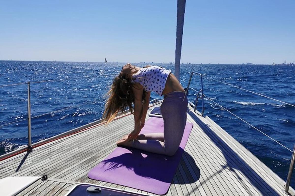 žena cvičí jógu na lodi v oceánu