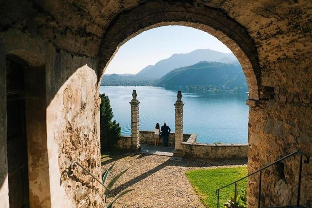 um arco com vista para um corpo d'água