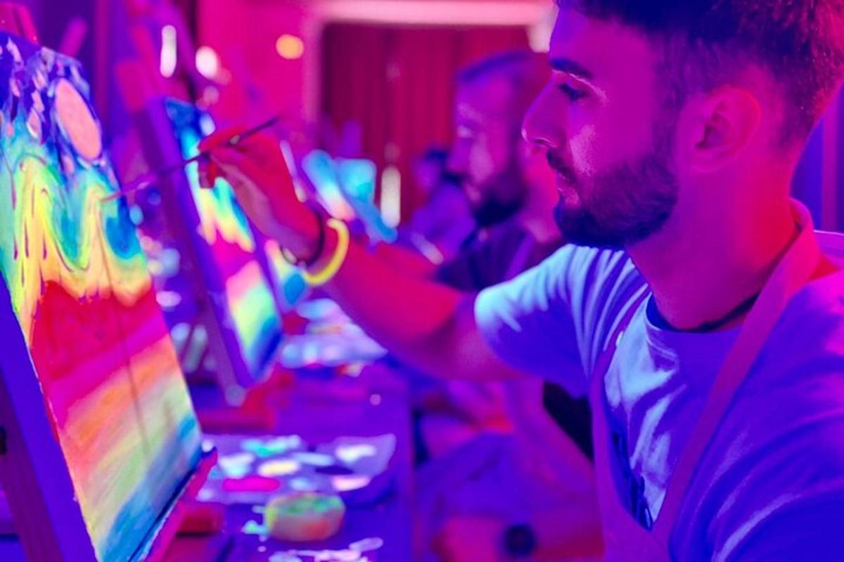 Dos hombres jugando un videojuego en un casino