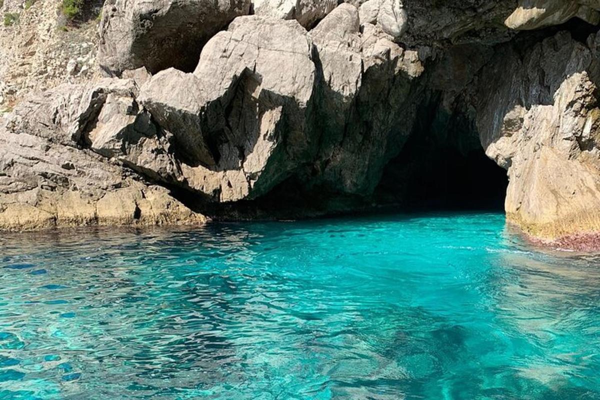 kolam air biru di sebelah gua batu