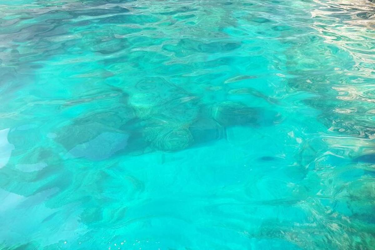 gambar dekat air biru di kolam renang