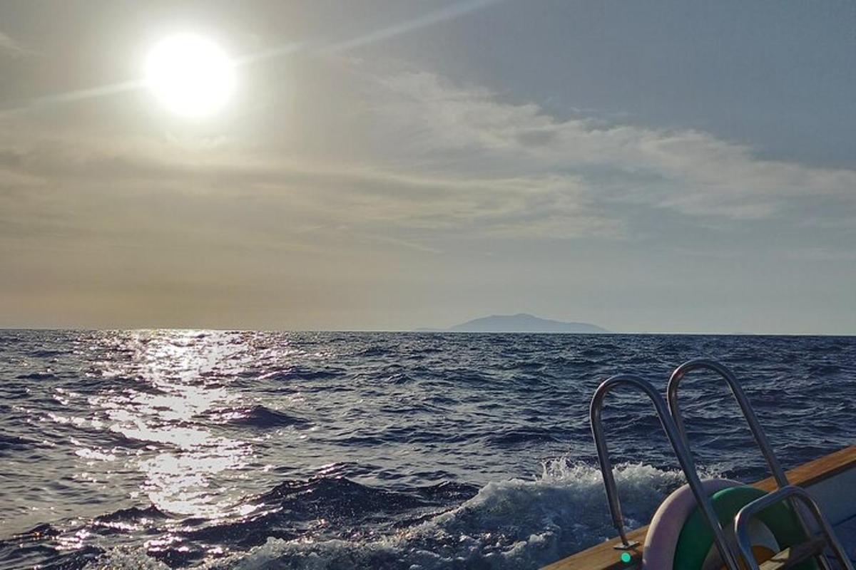 o barcă în mijlocul oceanului