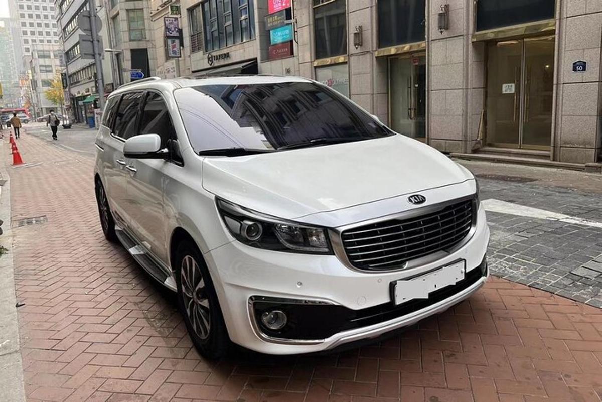bílé auto zaparkované na kraji ulice