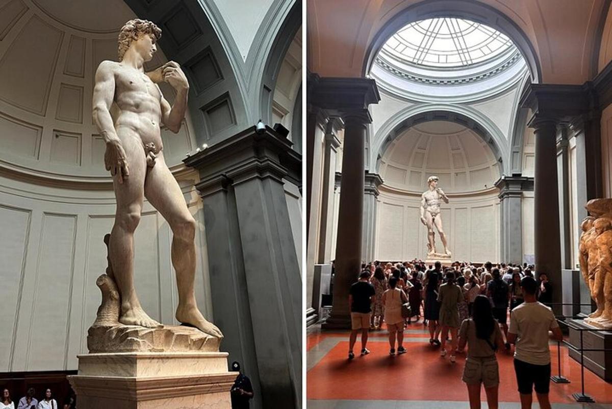 grupa ludzi patrząca na posąg w muzeum