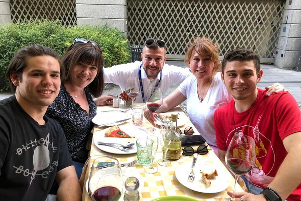 un gruppo di persone che posano per una foto a un tavolo