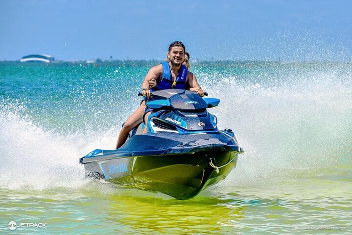 en mand kører på en jetski i vandet
