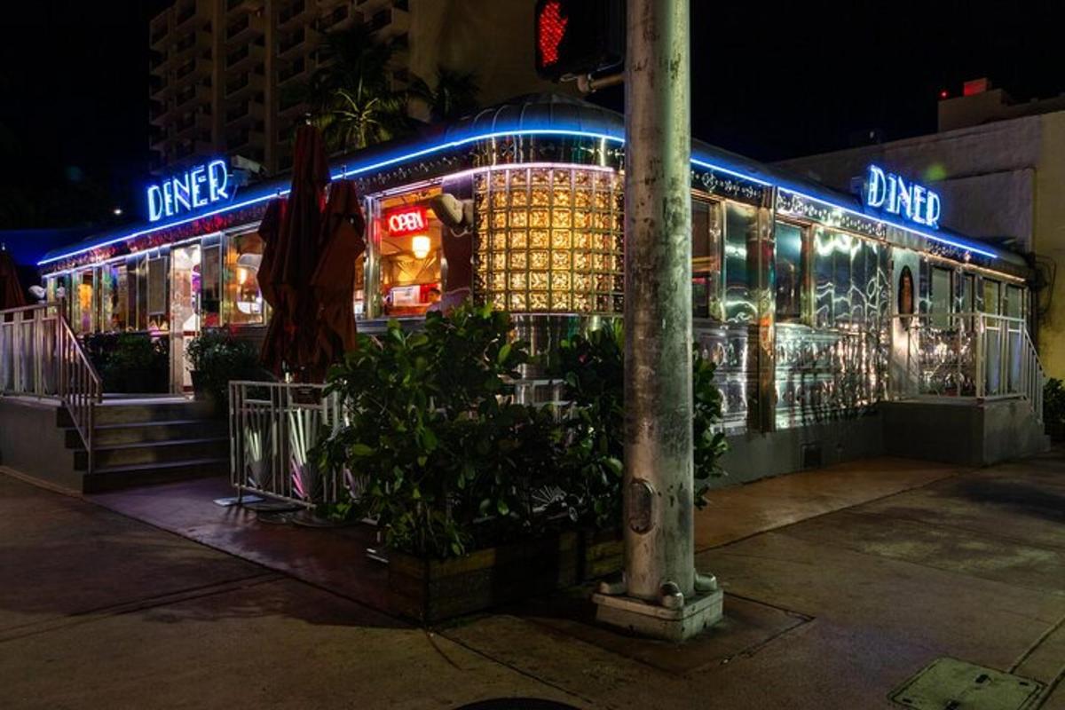 eine Ladenfront mit Neonschildern auf einer Straße bei Nacht