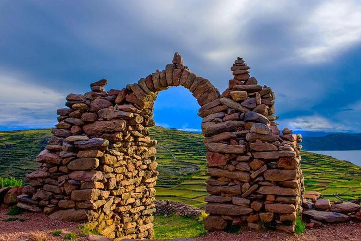 un vecchio arco di pietra in mezzo a un campo