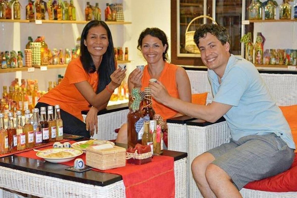 um grupo de três pessoas sentadas em um bar