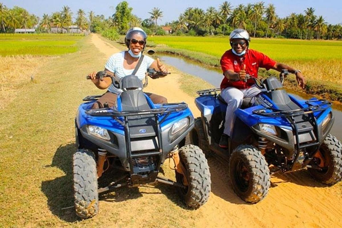 dua lelaki menunggang atv di jalan tanah