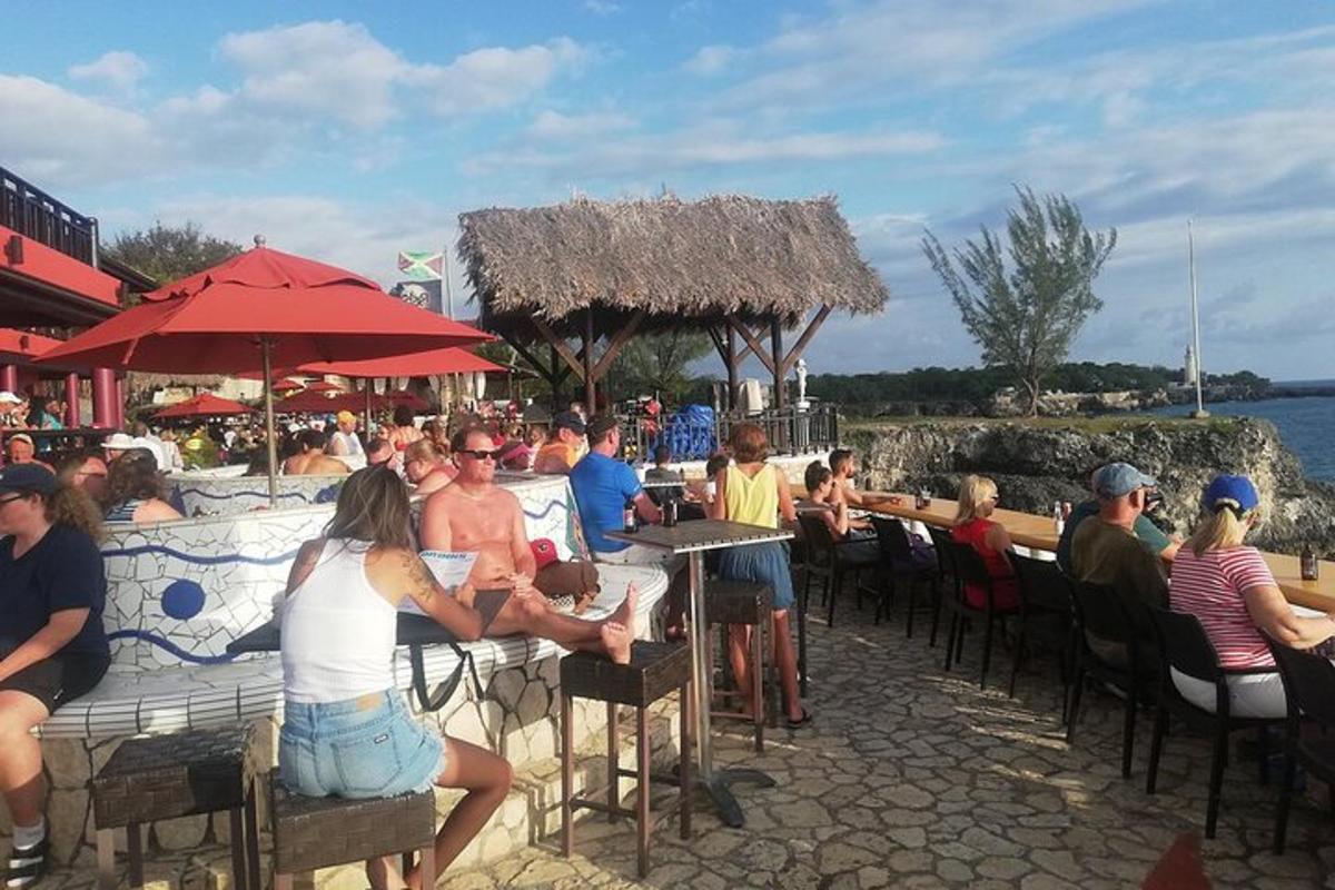 skupina lidí sedících u stolů v restauraci