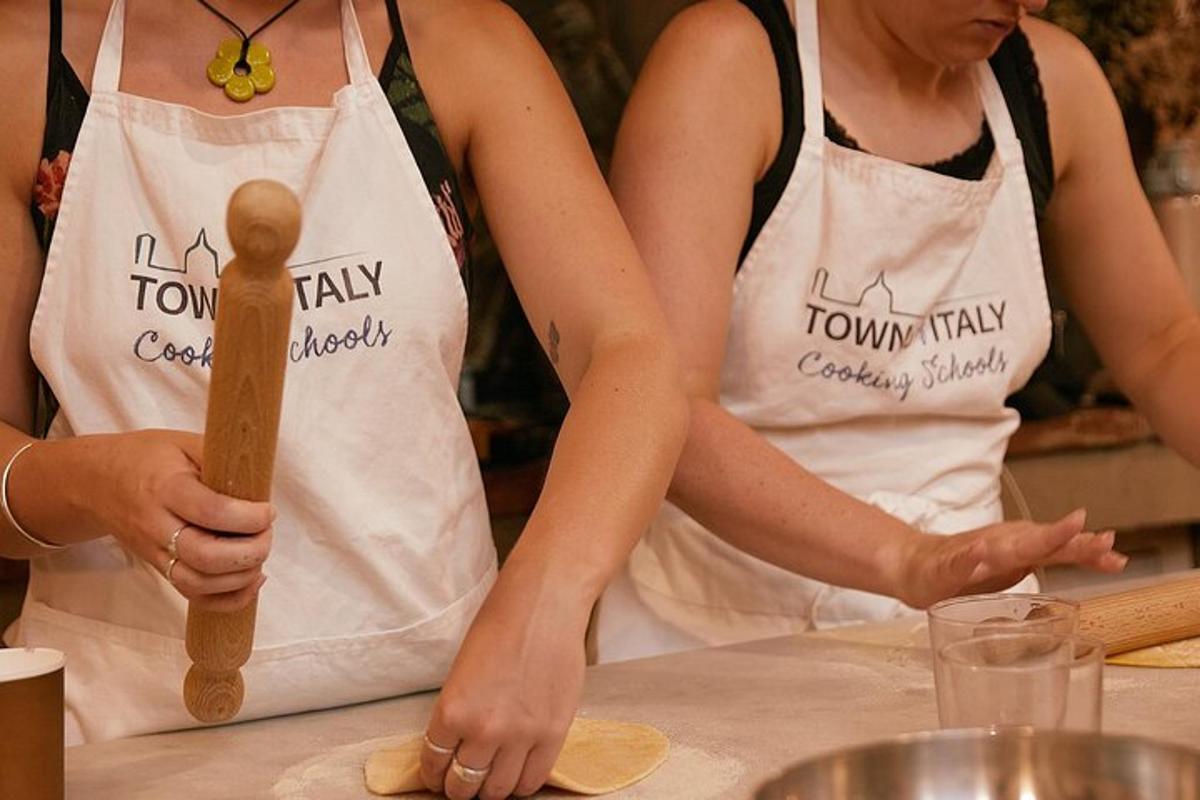 due donne che indossano grembiuli in una cucina mentre preparano il cibo