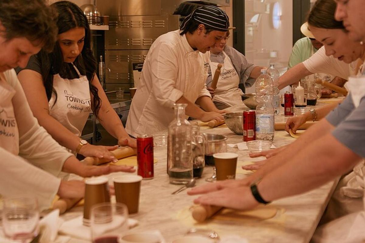 un gruppo di persone in cucina che preparano il cibo