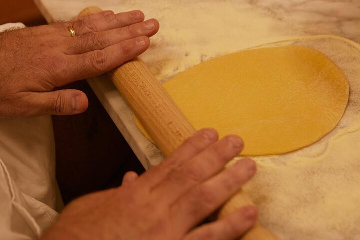 una persona con le mani su una crosta di torta