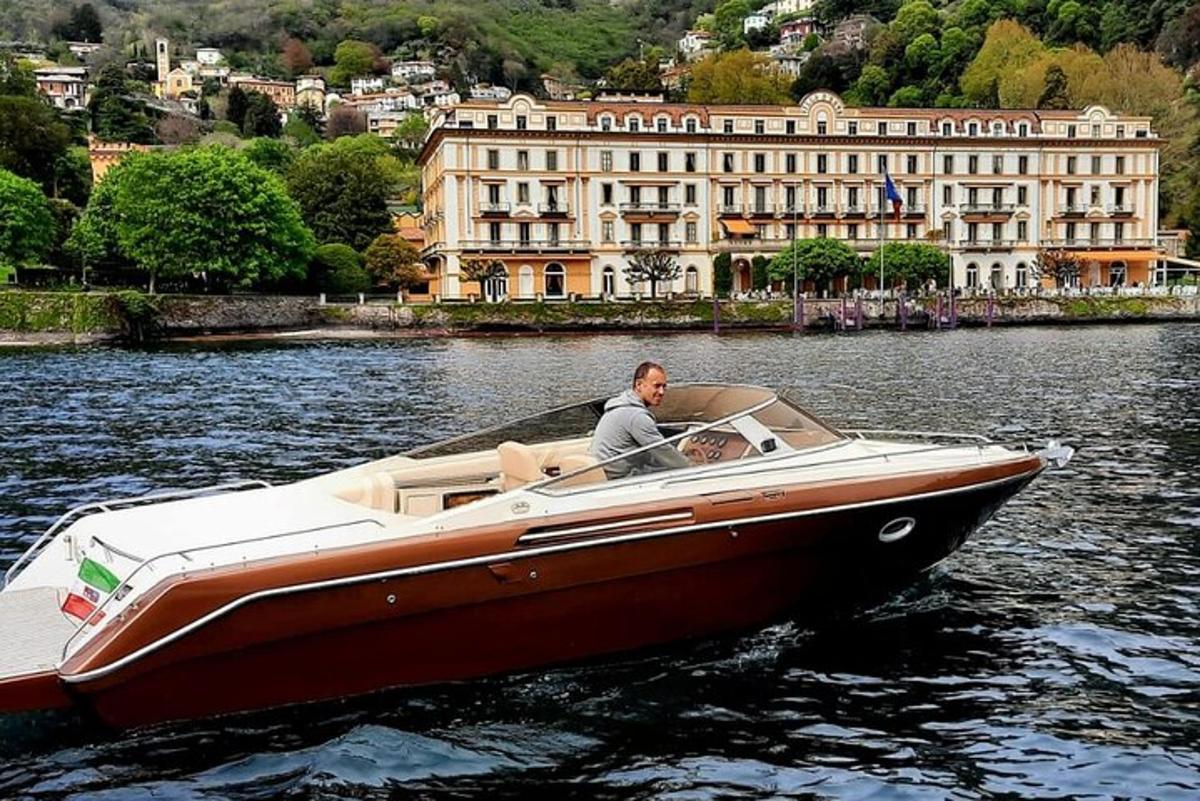 um homem em um barco na água com um cachorro