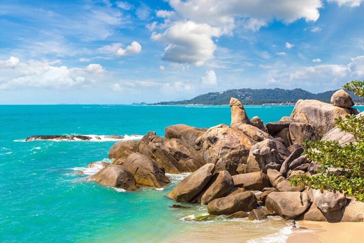 timbunan batu di pantai berhampiran lautan