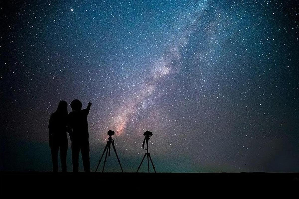 一群站在宇宙面前的人