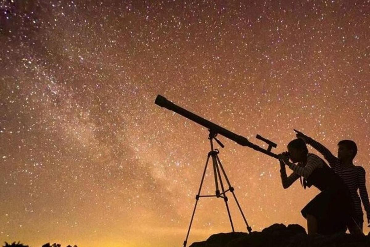 两个人用望远镜看星星