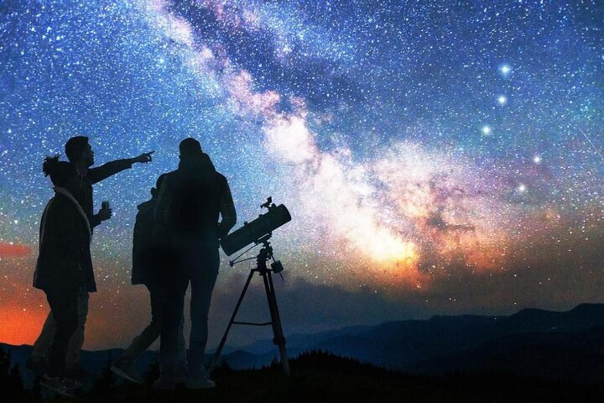 eine Gruppe von Menschen, die zum Universum aufblicken