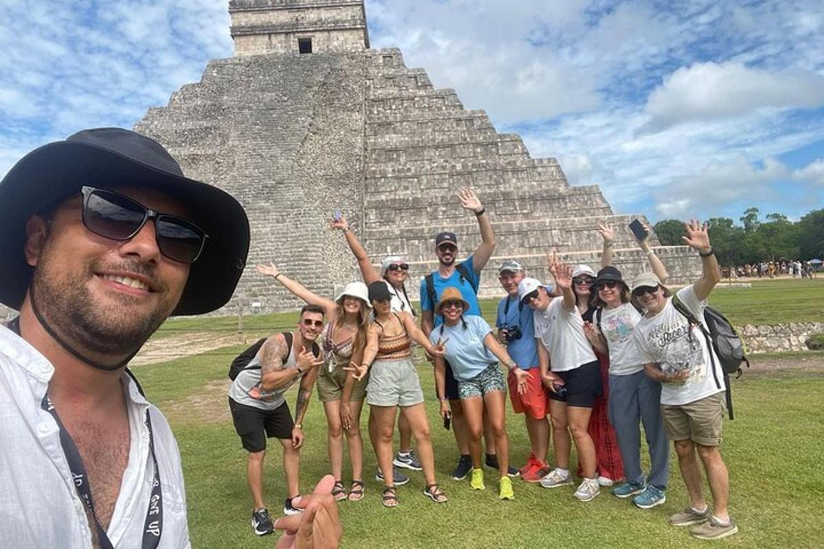 skupina lidí pózujících před pyramidou