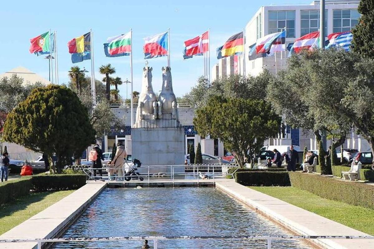 una fuente con banderas frente a un edificio