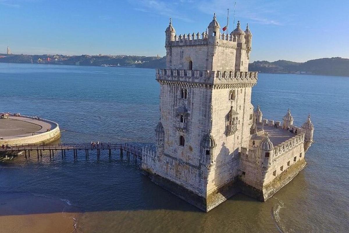 un castillo en el agua junto a un puente