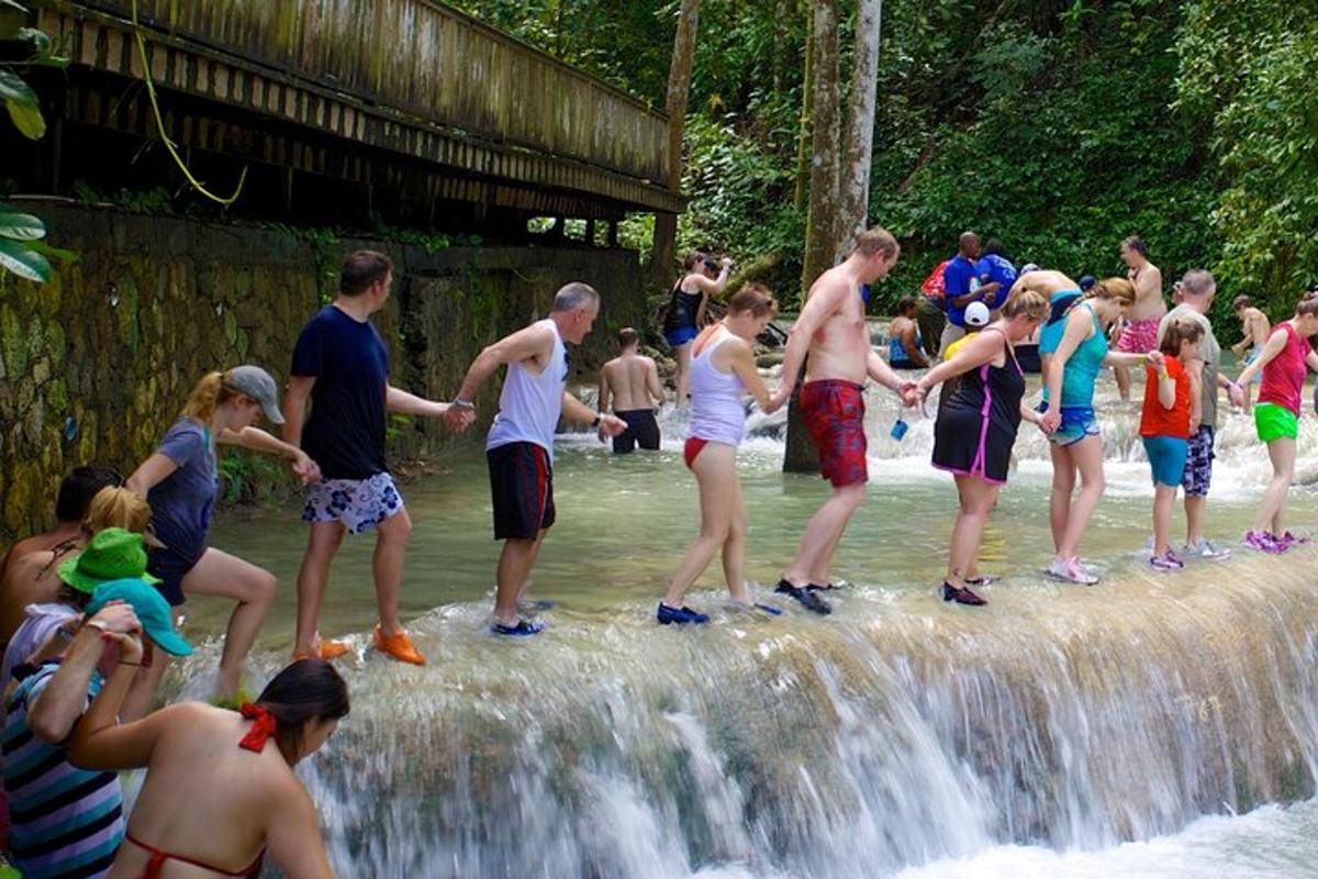un grup de persones dretes a la part superior d'una cascada