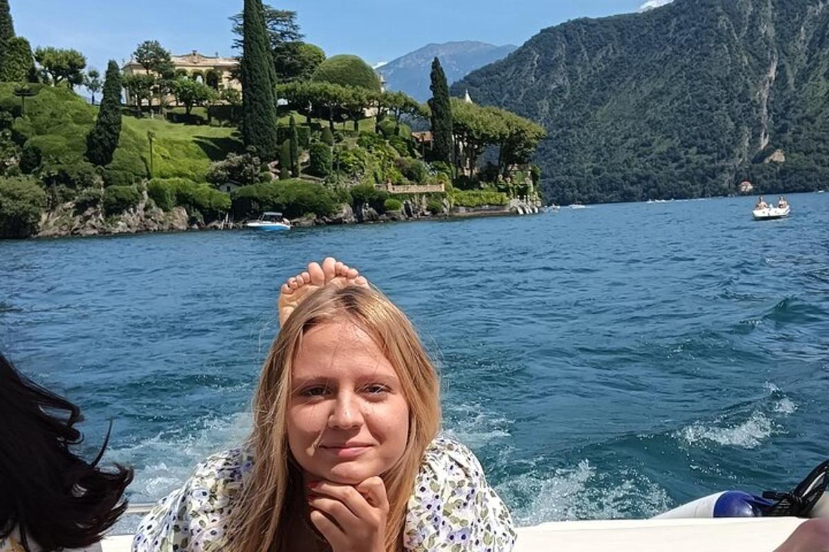 uma mulher em um barco em um corpo d'água