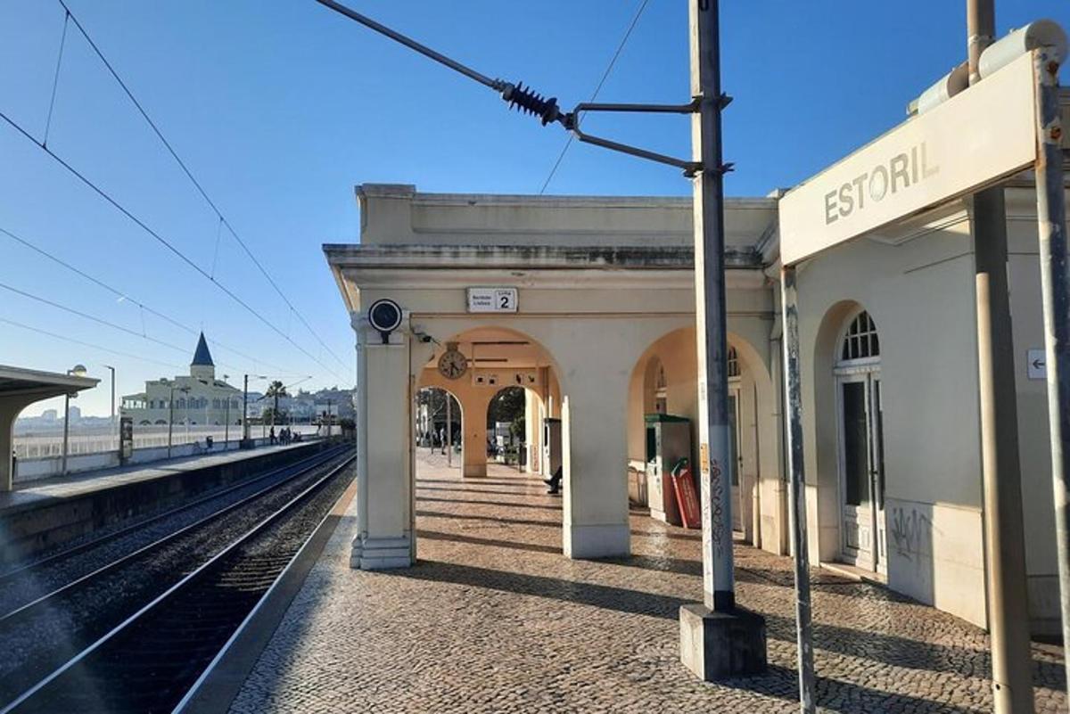 vlakové nádraží vedle železniční trati s vlakovým nádražím