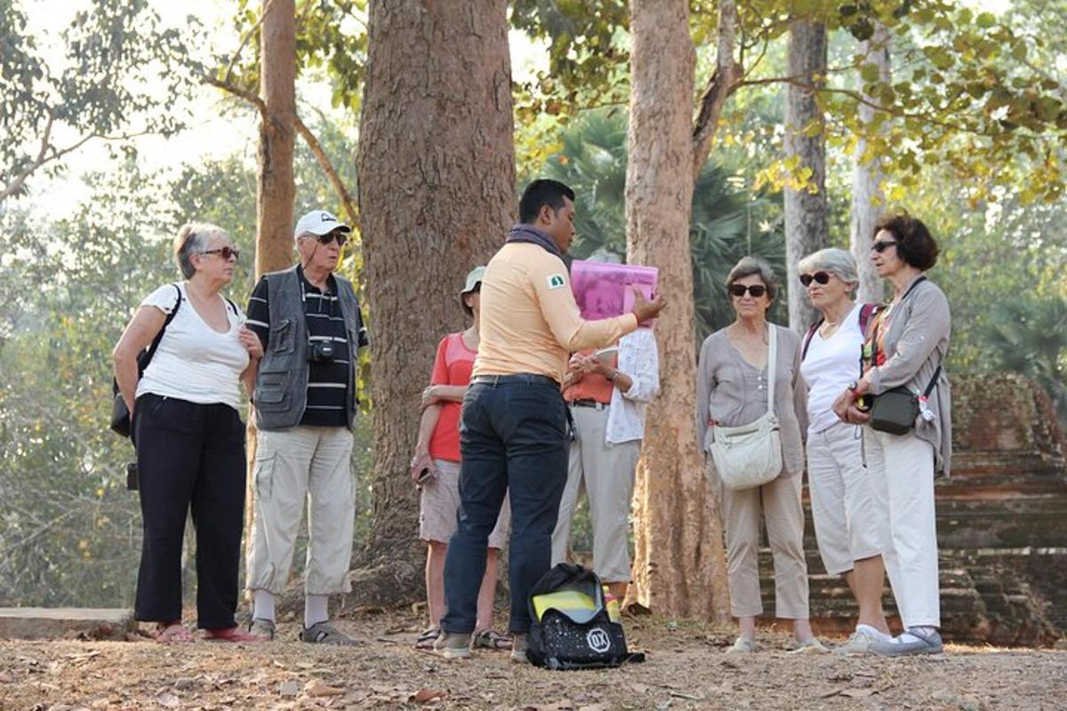 un gruppo di persone in piedi in una foresta