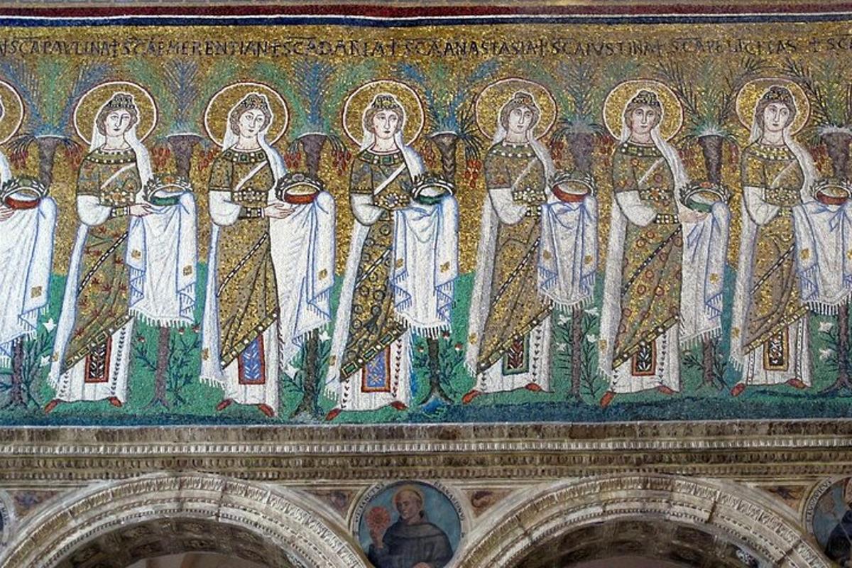 ein Mosaik aus Engeln an der Decke einer Kirche