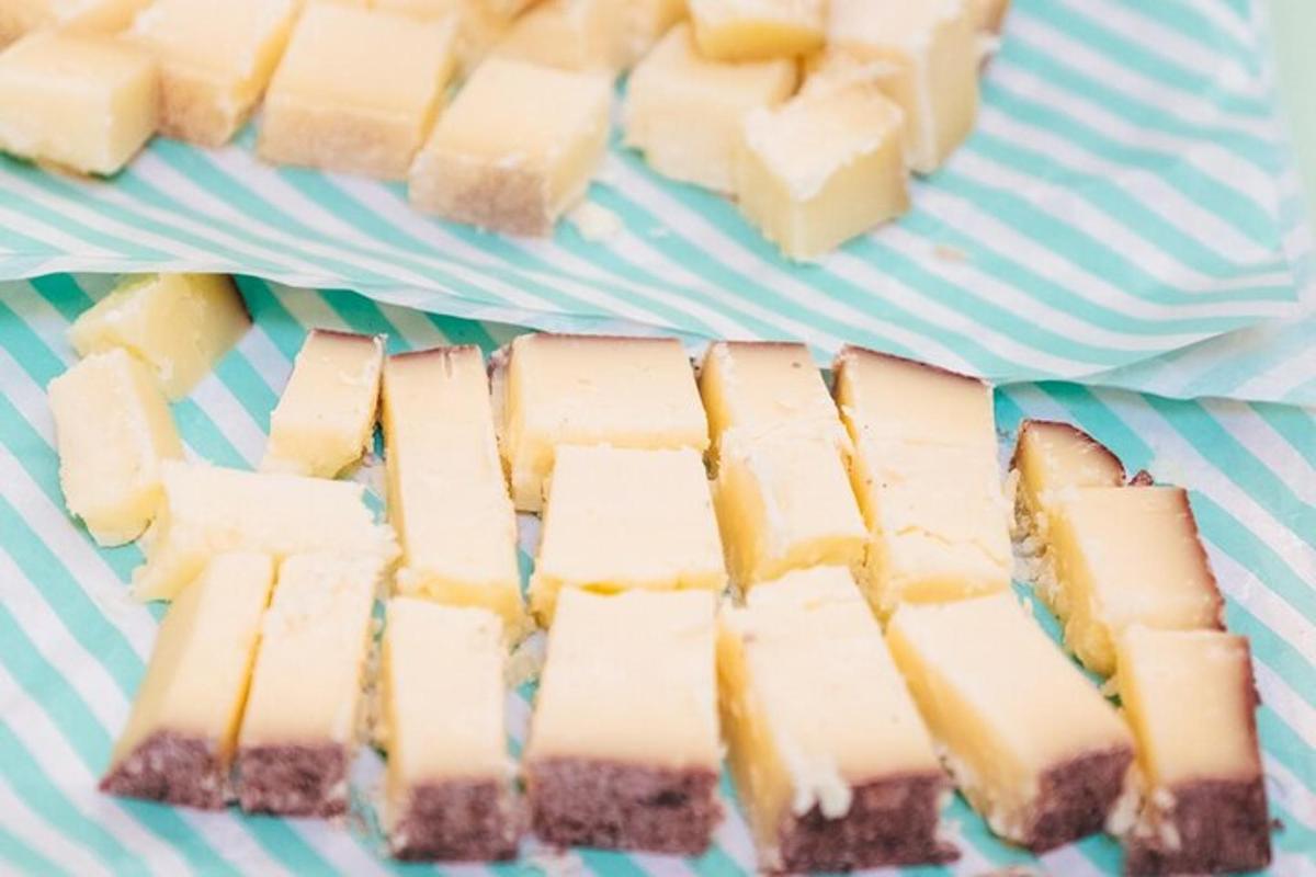 vrsta brownijev s kremnim sirom na vrhu