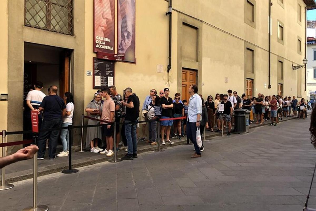a crowd of people standing outside of a building