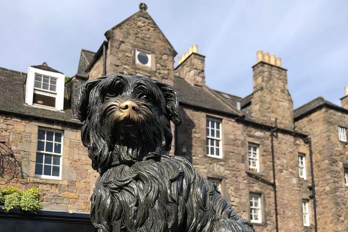 una statua di un cane davanti a un edificio