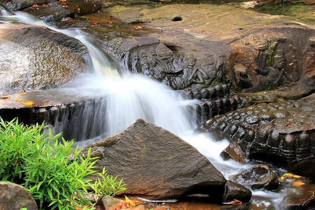 un flusso d'acqua che scorre sulle rocce di un fiume