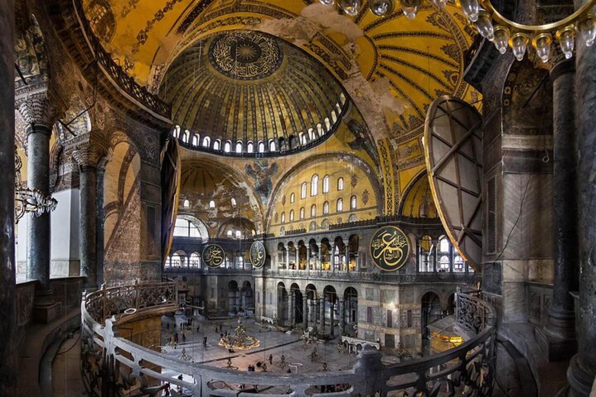 un'immagine di un grande edificio con una cupola