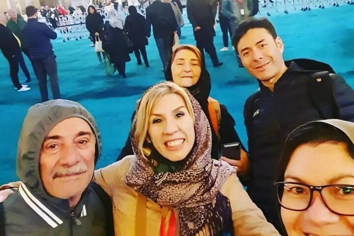 un gruppo di persone che posano per una foto