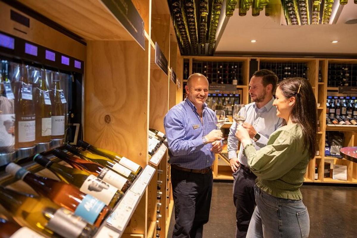 un gruppo di persone in piedi in un'enoteca