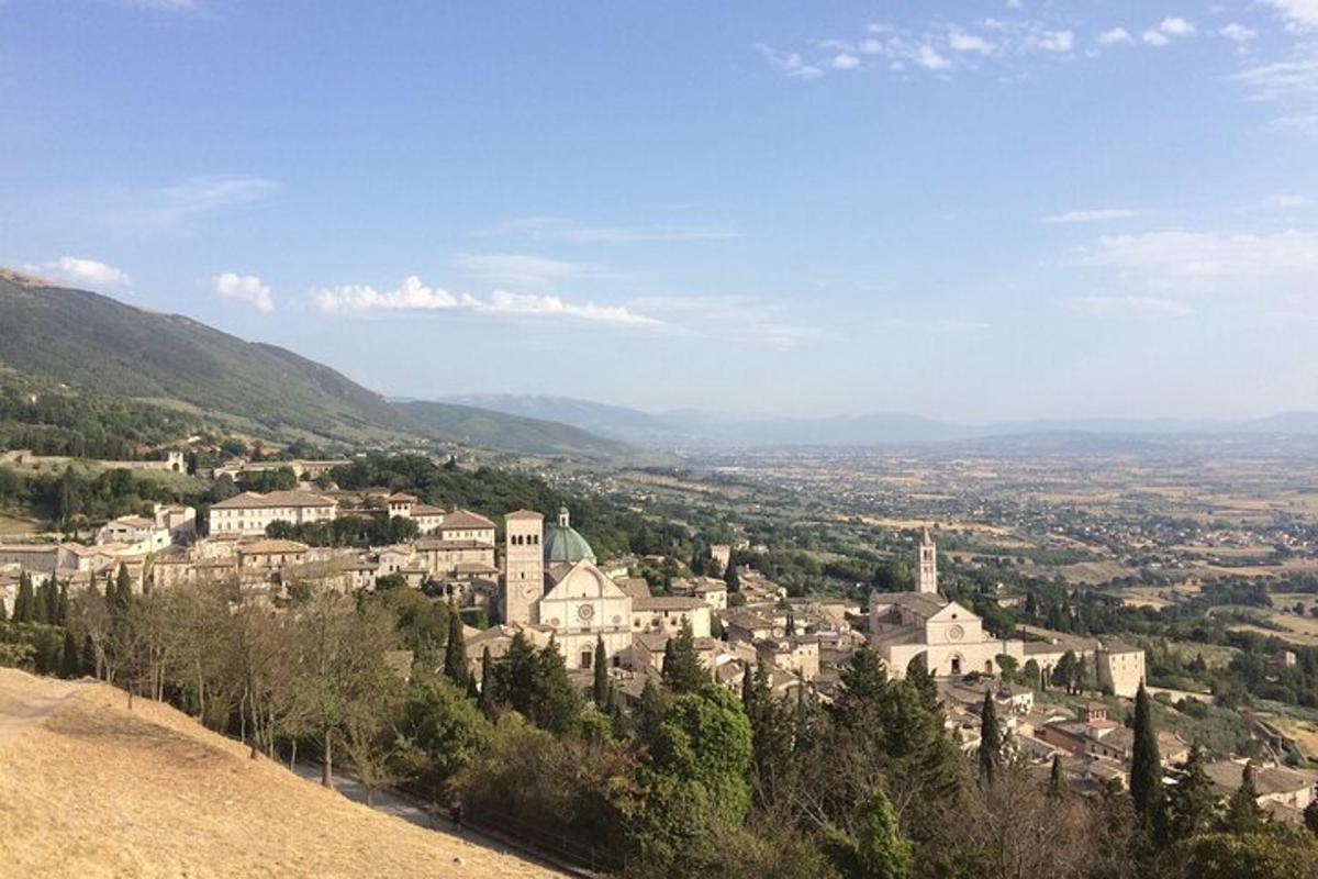 una vista di una città dalla cima di una collina