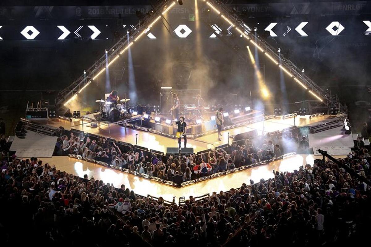 velké publikum sledující koncert v hledišti