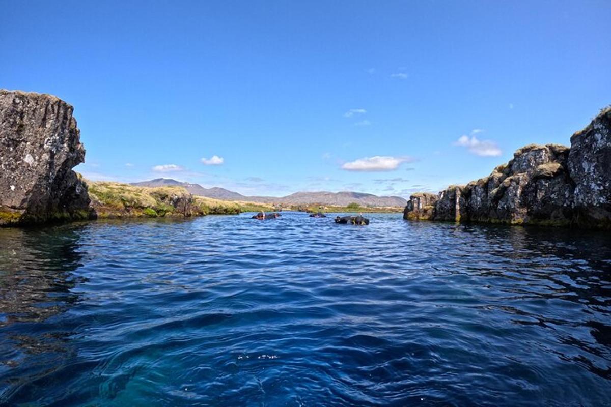 річка з камінням у воді