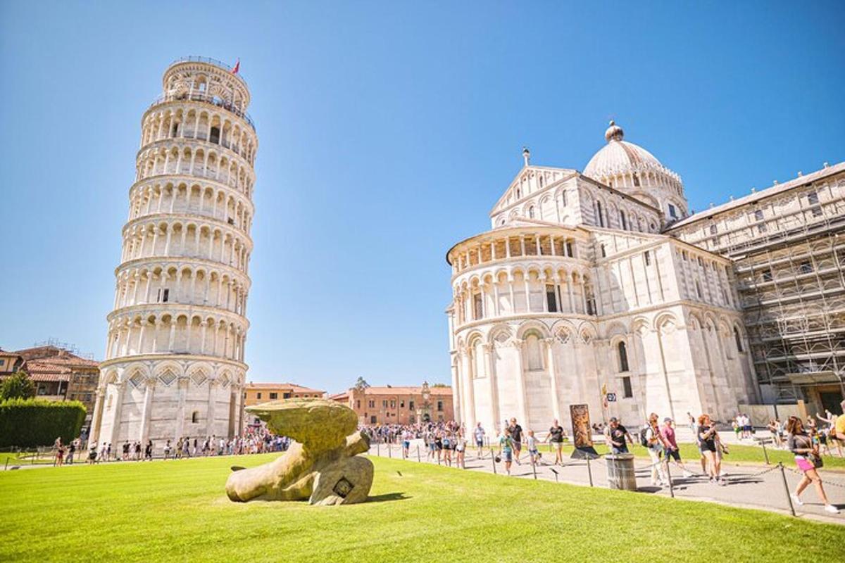 sekelompok bangunan dengan menara pisa yang miring