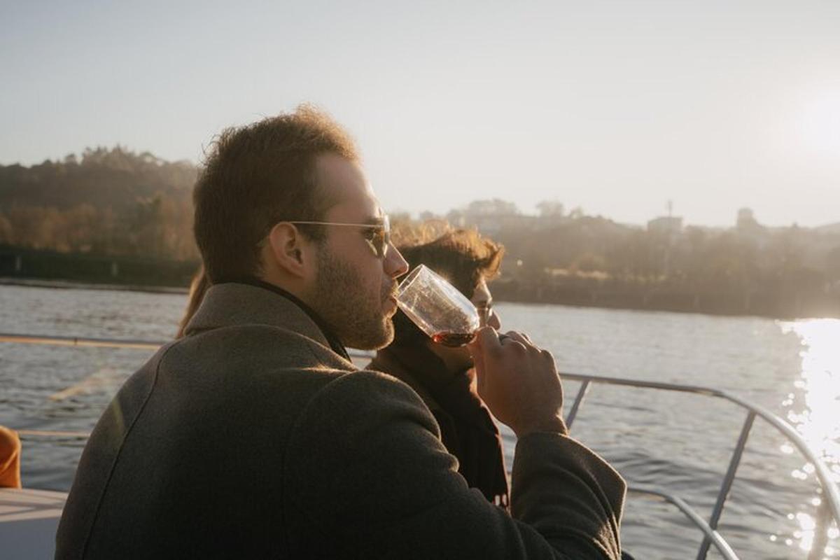 moški pije kozarec vina na čolnu