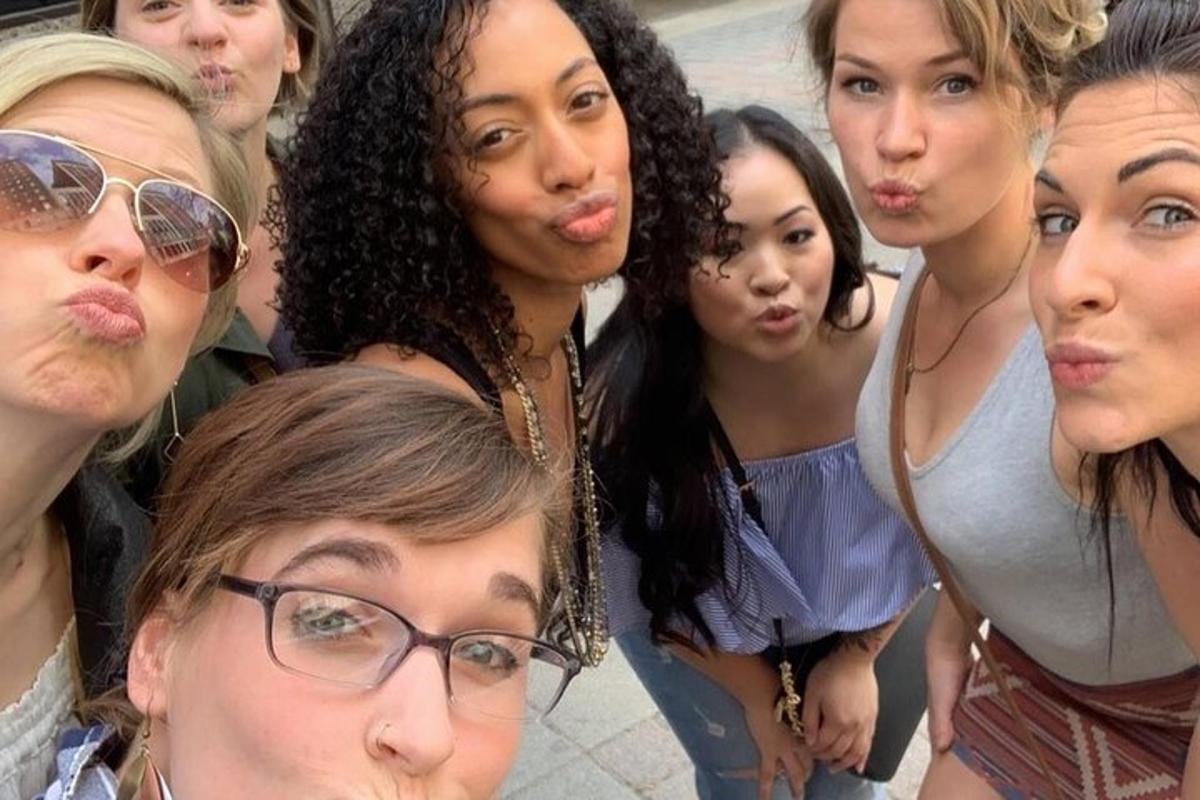 Un grupo de mujeres posa para una fotografía.