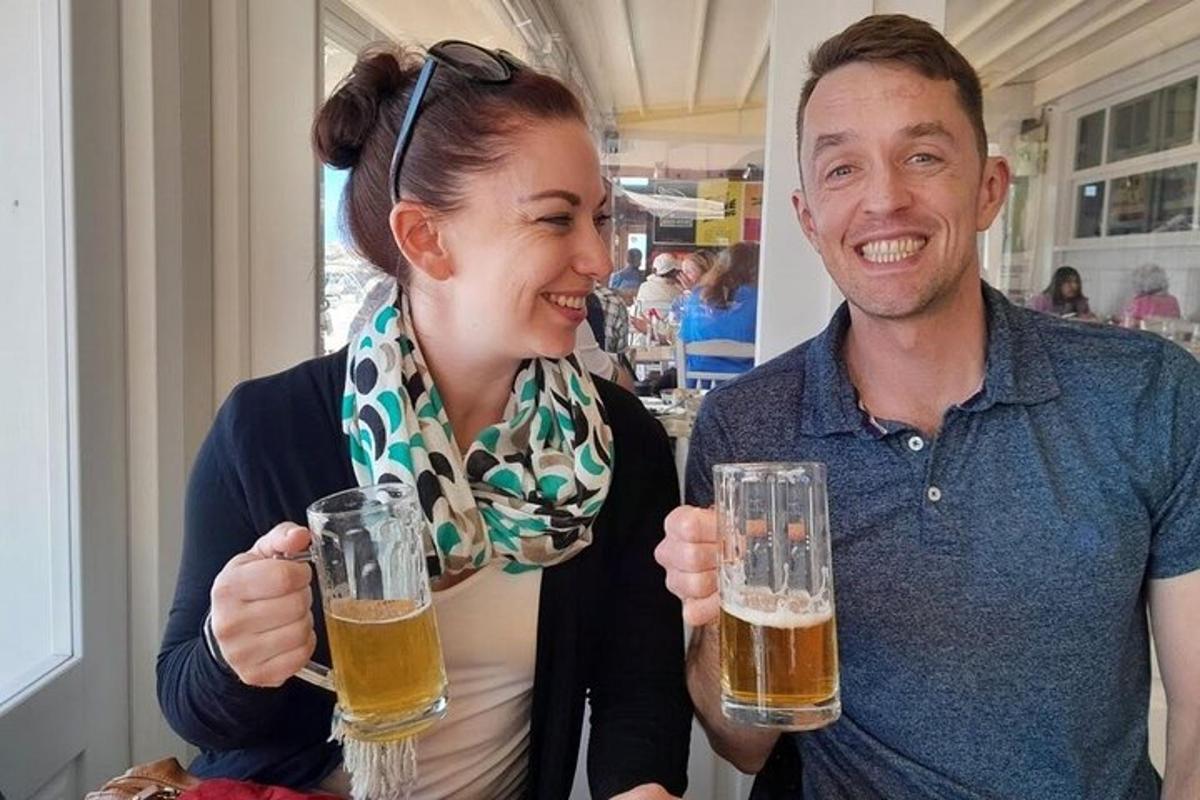 un uomo e una donna che tengono in mano dei bicchieri di birra