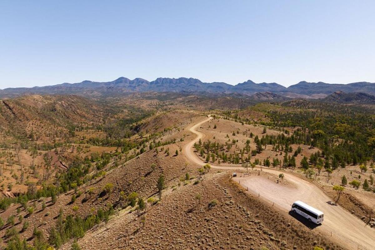 Un autobús circulando por una carretera en el desierto